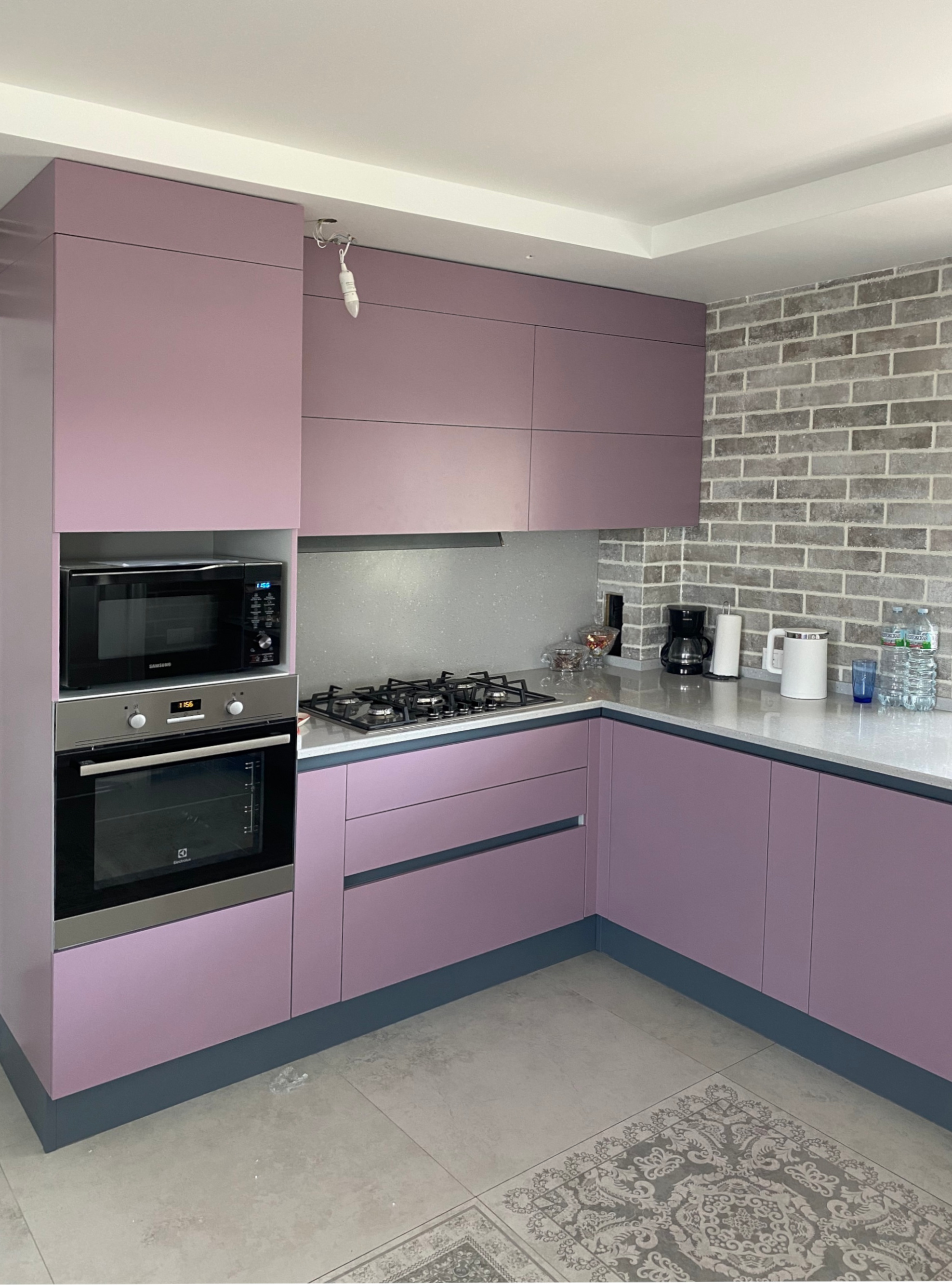 Серо фиолетовый интерьер кухни (35 фото)