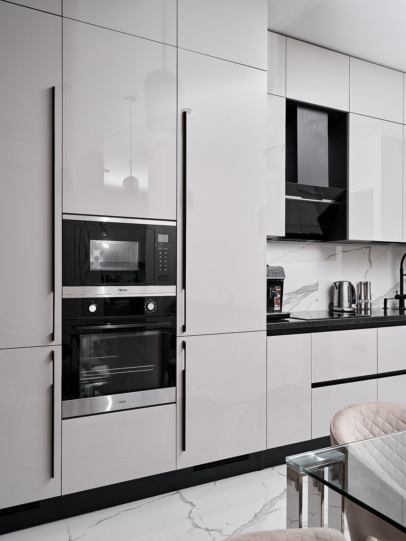 Фото: Дизайн кухни - Интерьер трехкомнатной квартиры 96 кв.м. в ЖК «Привилегия», стиль нео-классика