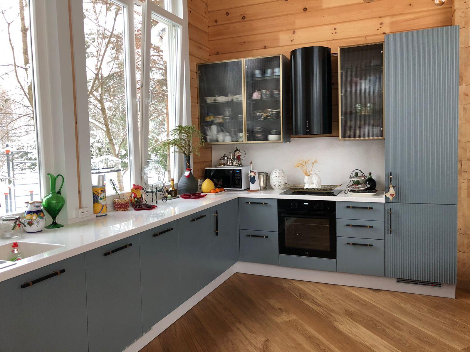 Что учитывать при планировании интерьера кухни в деревянном доме из бруса