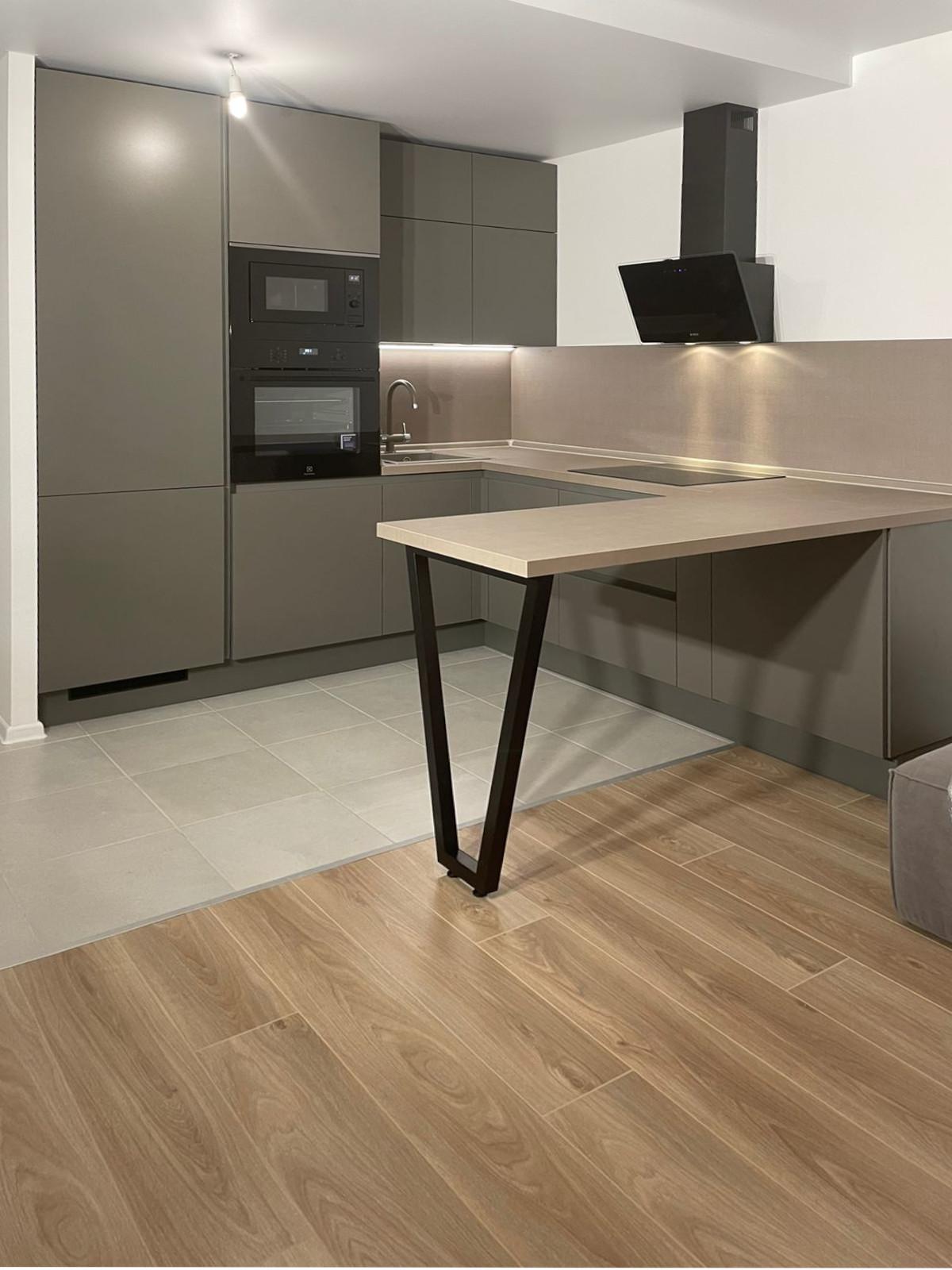 Дизайн белой кухни с деревянной столешницей | VK